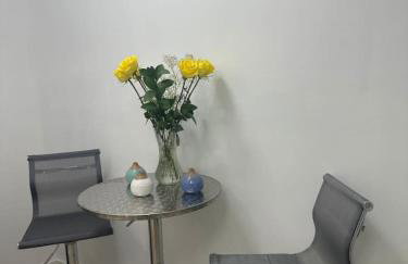 Relaxing Studio Getaway w BBQ, Patio and Parking - Foto 14