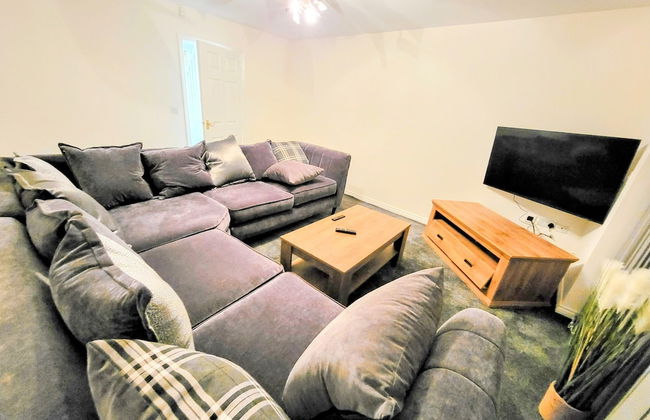 Large Modern House with Parking - Photo 54