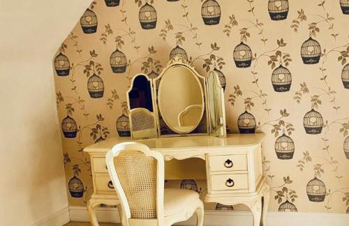 Spacious 5-Bed Detached House, Sleeps 10, Parking - Photo 22