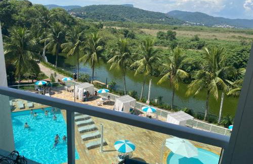 Apartamento com piscina a poucos passos da praia - Foto 1