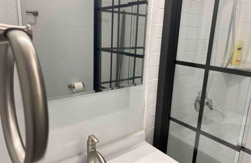 Contemporary 1-Bedroom Private Bungalow Walk to Armature & Riverwalk - Foto 18