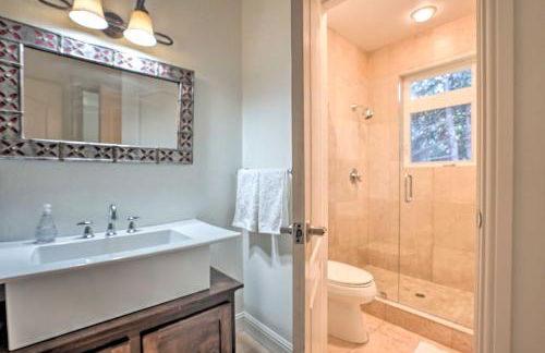 Luxe Getaway with Riverfront Views in Grants Pass! - Foto 27