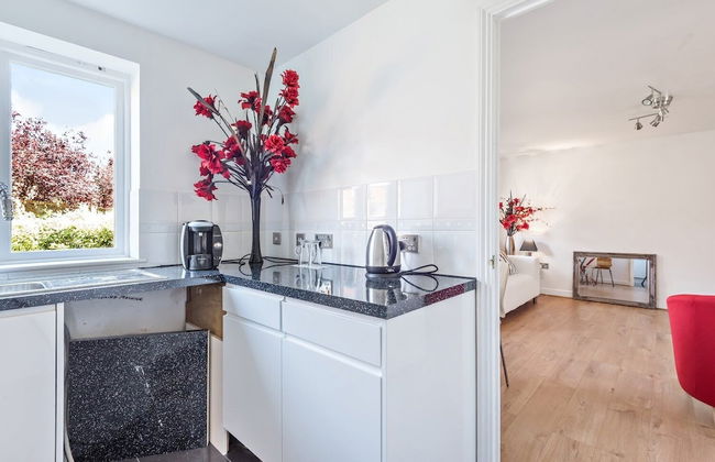 2 Bed Flat, Dedicated Workspace, Parking, 4KTV - Photo 8