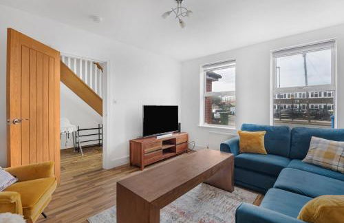 Spacious 4 Bedroom Home, Prime Location, Parking - Photo 11