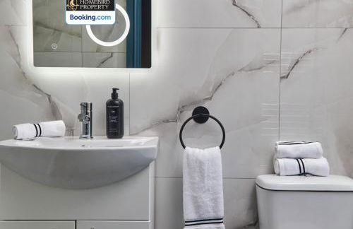 Beautiful 3BDR House By Homebird Property Management Short Lets & Serviced Accommodation Leeds With Free Parking & Free WiFi - Foto 49