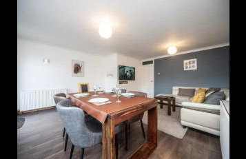 Spacious Chessington home with parking & garden - Photo 28