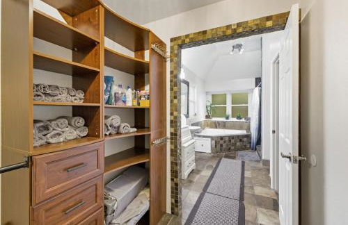 Luxe Family Escape with Games Hot Tub and Yard - Foto 46