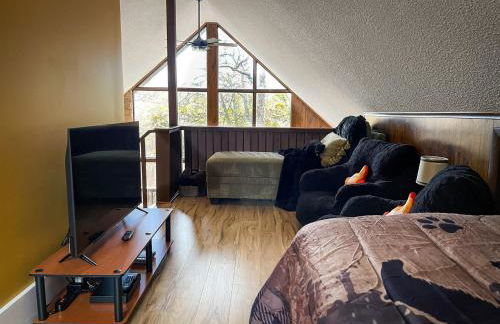 Chalet w Hot Tub Fireplace Grill FirePit & Wifi - Photo 21