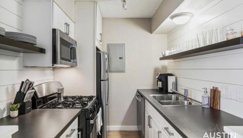 Enjoy Poolside TVs and Private Cabanas off N Lamar - Foto 3