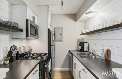 Enjoy Poolside TVs and Private Cabanas off N Lamar - Photo 3