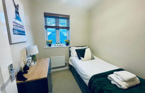 Spacious 4 Bedroom, 3 Bath House by Jesswood Properties Contractors, Business and Leisure with Free Parking and WIFI - Foto 29