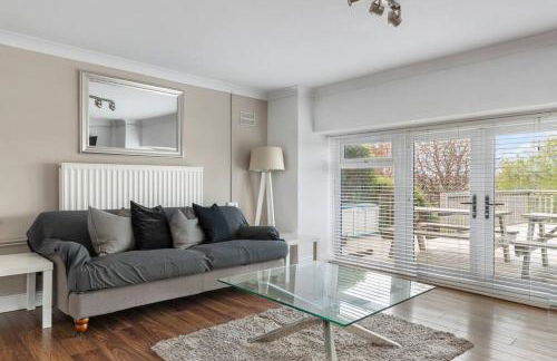 Stunning Property Seaviews, Private Pool & Parking - Photo 44