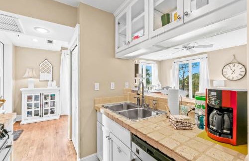 Carillon Beach condo with WiFi balcony pool and beach access - Foto 16