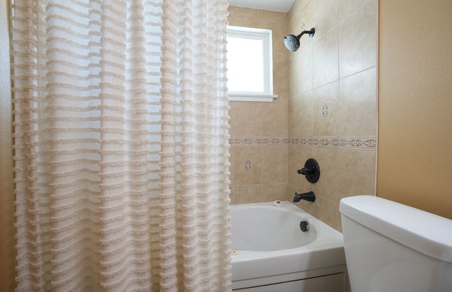 Sweet 4 bedroom, 3 bath plus Loft Bedroom, Pool Home - Photo 22