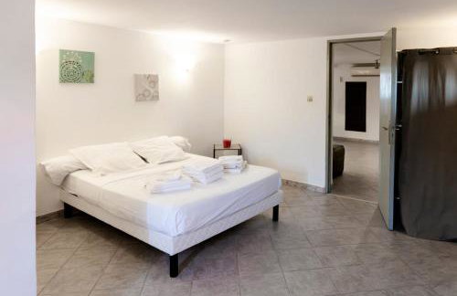 Bas de villa, Haute-Corse, vue montagne, 5min des plages - Foto 11