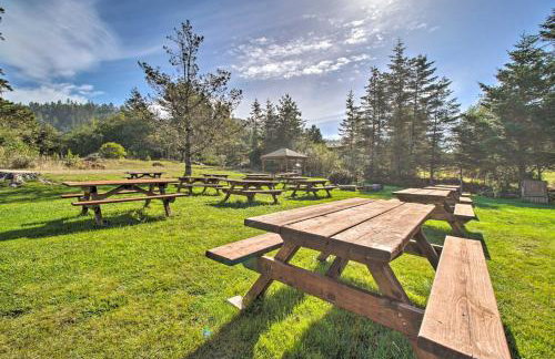Spacious Redwood Retreat with Hidden Hot Tub - Foto 36