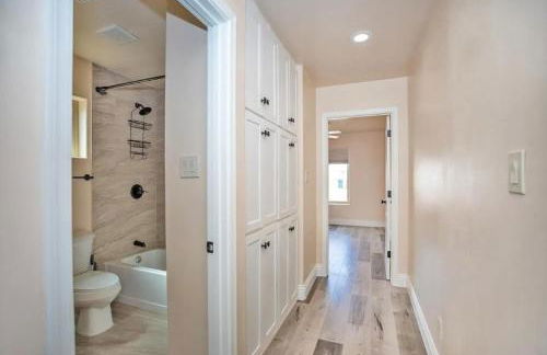 King Bed - Hot Tub, 3 Queens, Home away from home - Foto 30