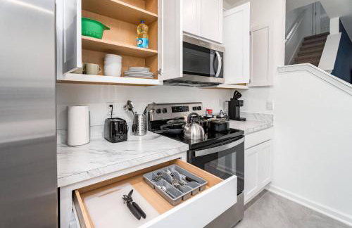 Stylish & Chic 2BR Townhome | Close 2 Bch. - Foto 14