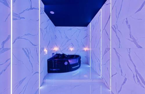 Jacuzzi LoveAparts Marki Romantic Getaway - Photo 23