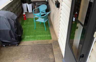 Cozy Cabin Vibe in the City - Foto 25