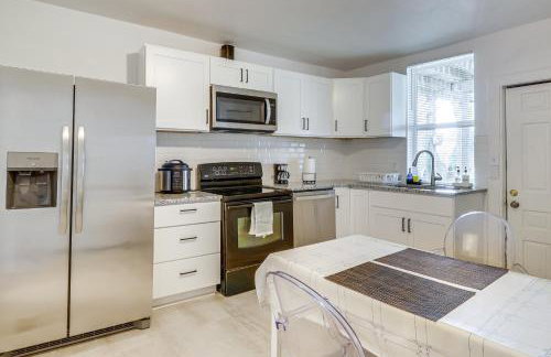 Stroll to Shore Quaint Condo with Deck in Norfolk - Photo 7