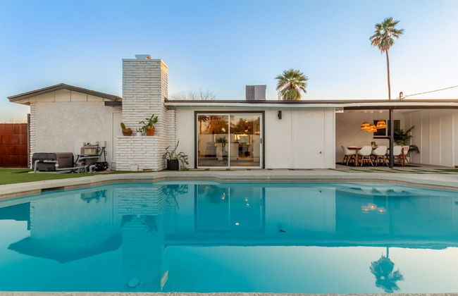 The Melrose ASU Pool Workspace Firepit - Photo 43