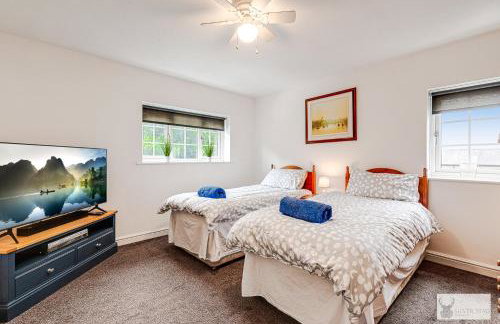 Silver Stag Properties Large 4 bed Property - Photo 12