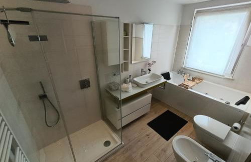 Casa Evelina con Parcheggio esterno e Garage gratis, appartamento con idromassaggio per due - Photo 33