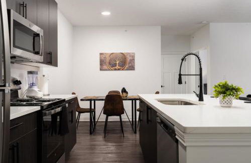 Sunrise Glow Spacious 2BR 2BA 2 King Beds Gym WFH - Foto 9