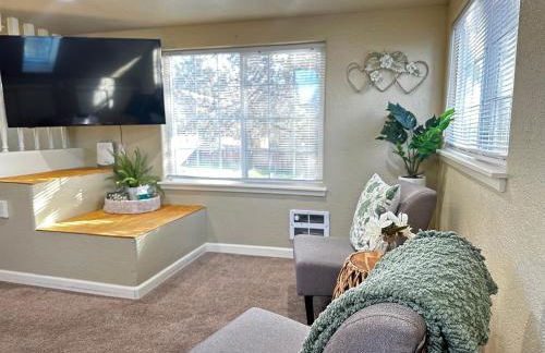 Near Downtown- Kitchen-washerdryer-parking - Foto 12