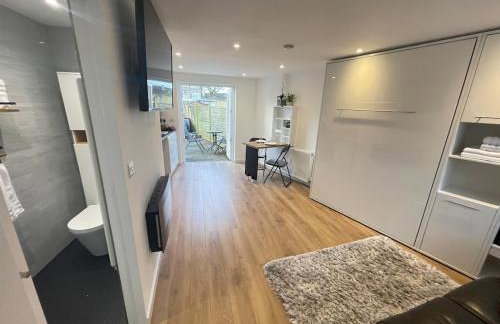 Self-contained studio with folding down Bed - Foto 3