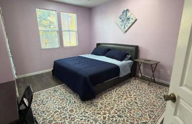 Private and Stylish 3Bdrm 3Ba Townhome, Gated Patio, King Bed, Spacious, Free Parking, Available now - Foto 15