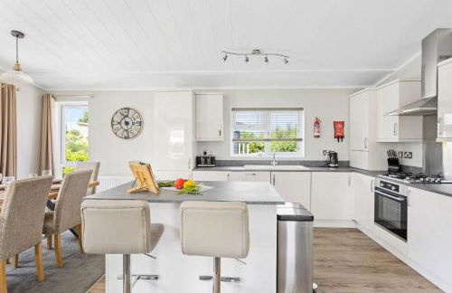 Rose Lodge, 21 Roadford Lake Lodges - Hot Tub, Free Parking and WiFi, Short Walk to Lake - Foto 13