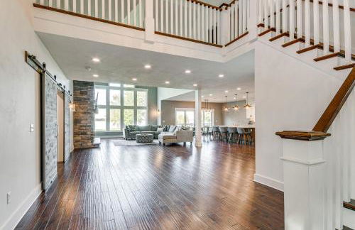 Steps From Oneida Lake Spacious Gem with Game Room! - Foto 6