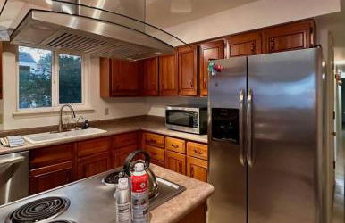 3.2 near University and Memorial Hospital - Photo 3