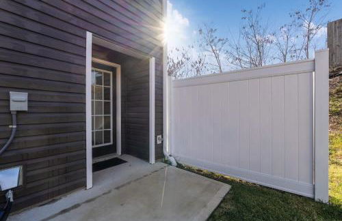 Stylish 3BR Getaway across Bristol Speedway - Foto 58