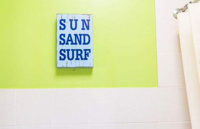 Beautiful 2 Story Manor Close to Beach and all - Foto 34