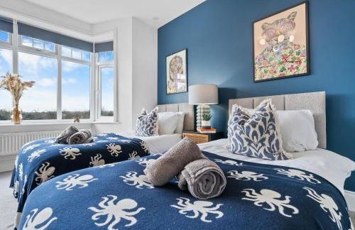 LONG TERM STAY SPECIAL OFFER AVAILABLE! 5-Bedroom Spacious, Stunning Design, Sociable Areas & Cosy House Near South Downs Park, Sleeps 11 with GAMES Room, PRIVATE PARKING and GARDEN - by Blue Puffin Stays - Foto 61