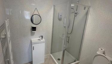 Pentwyn avenue apartment - Foto 5, Shower
