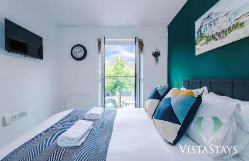 Spacious 3BDR House By Vista Stays Short Lets & Serviced Accommodation Salford With Pool Table & Free Parking - Photo 5