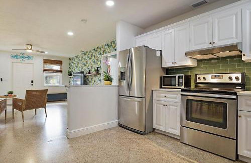 Tropical Escape near Beach! Tons of parking! - Photo 18