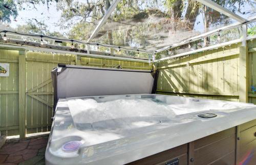 Riverfront Getaway with Hot Tub and Game Room! - Foto 2