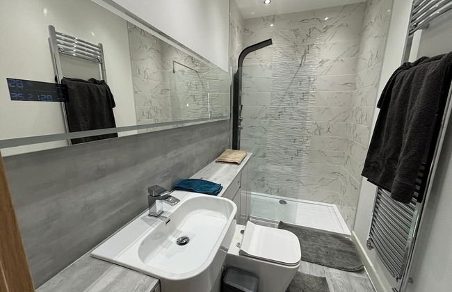 Exquisite Riverside Living in a Stunning Flat - Foto 11