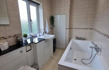 Comfy stays, Rotherham for contractors & Families, spacious, conservatory, free parking, wifi, 3BDR - Foto 12