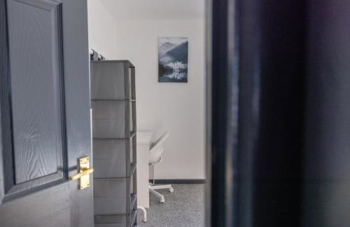 Modern 3 Bed House-Free Parking-by Holiday Homes - Foto 39