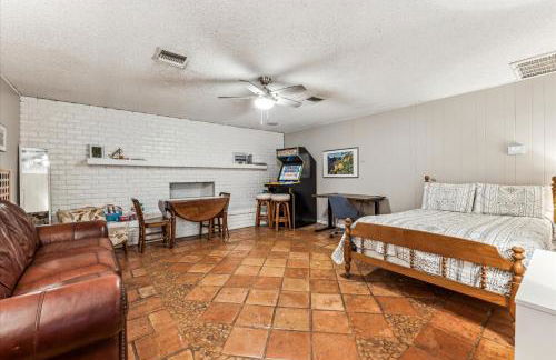 Vacation House! 6BR, FREE Heated Pool, Arcade & Hot Tub - Photo 13