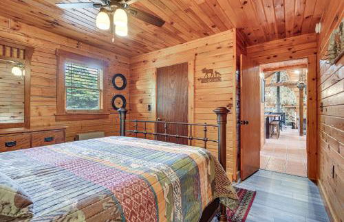 Woodsy Beaver Cove Cabin with Deck and Fire Pit! - Foto 11