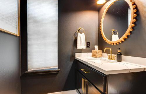 Modern Fischer House with Deck, Fire Pit and Hot Tub! - Foto 15