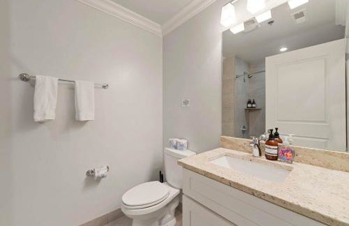 1 Free Parking Gym Balcony Sleeps 10 - Photo 28