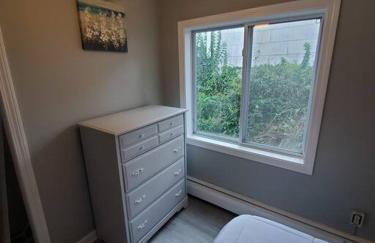 Beachy Bay Breeze Bungalow 2BR with parking and close to many amenities. - Foto 9